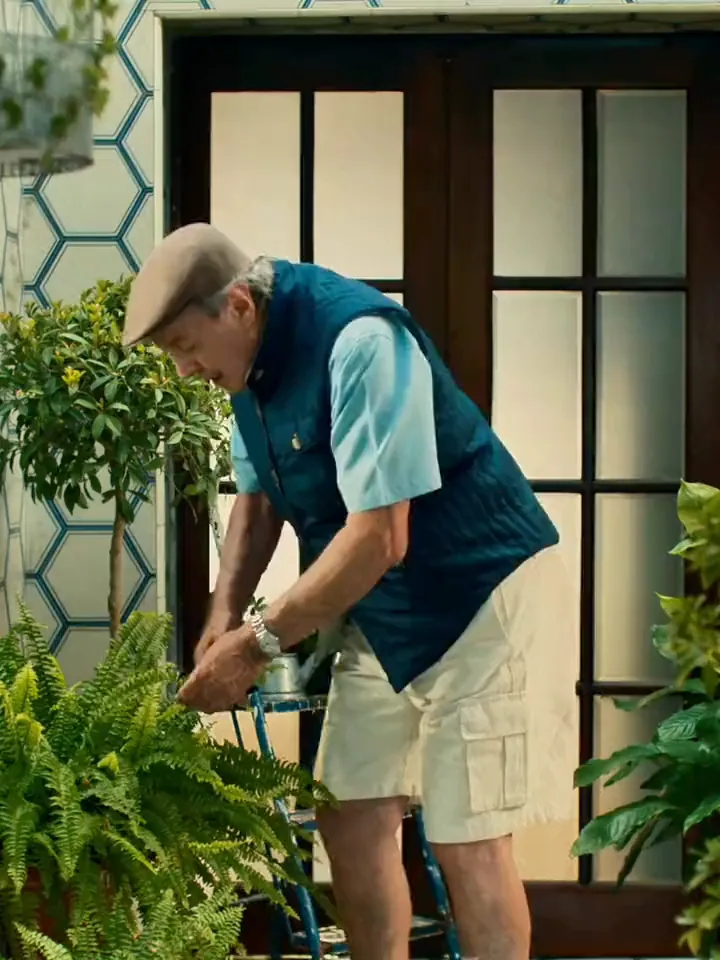 Un hombre reconociendo plantas con Ato